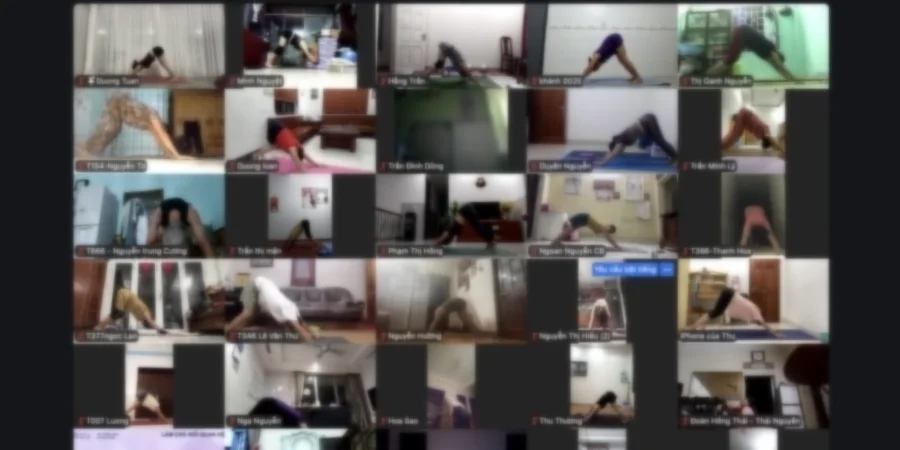 Hơn 50 học viên cùng tập Chào Mặt Trời trực tuyến qua Zoom