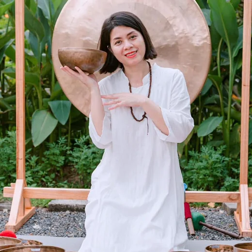 HLV Minh Anh bên bộ chuông xoay và cồng chiêng