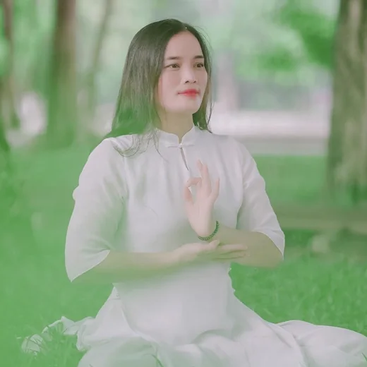 HLV Nguyễn Hằng ngồi thiền trên thảm cỏ