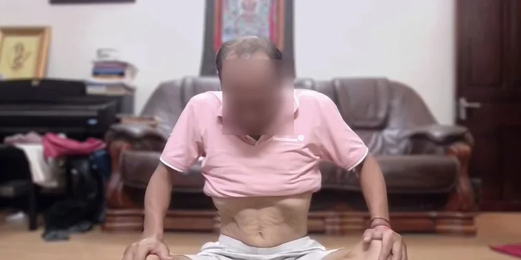 Học viên lớp Thở Nhỏ Bụng, Eo Thon đang thực hành co cơ bụng sâu